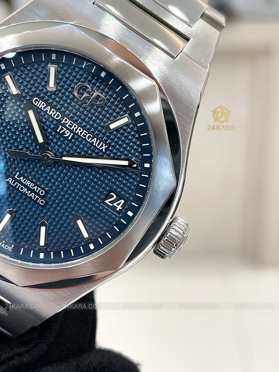 Đồng hồ Girard Perregaux Laureato Blue 81010-11-431-11A