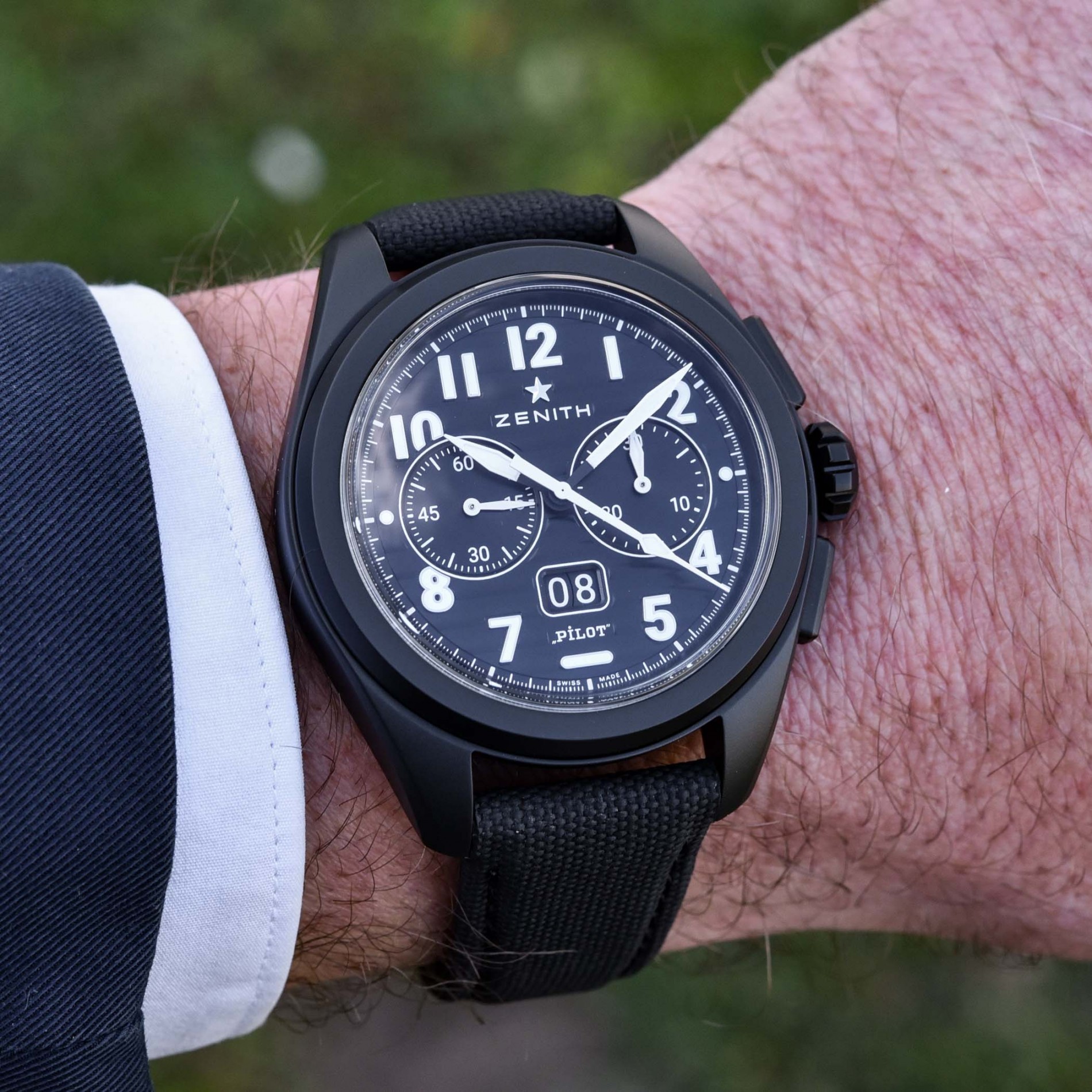 2023-zenith-pilot-big-date-flyback-chronograph-black-ceramic-hands-on-4