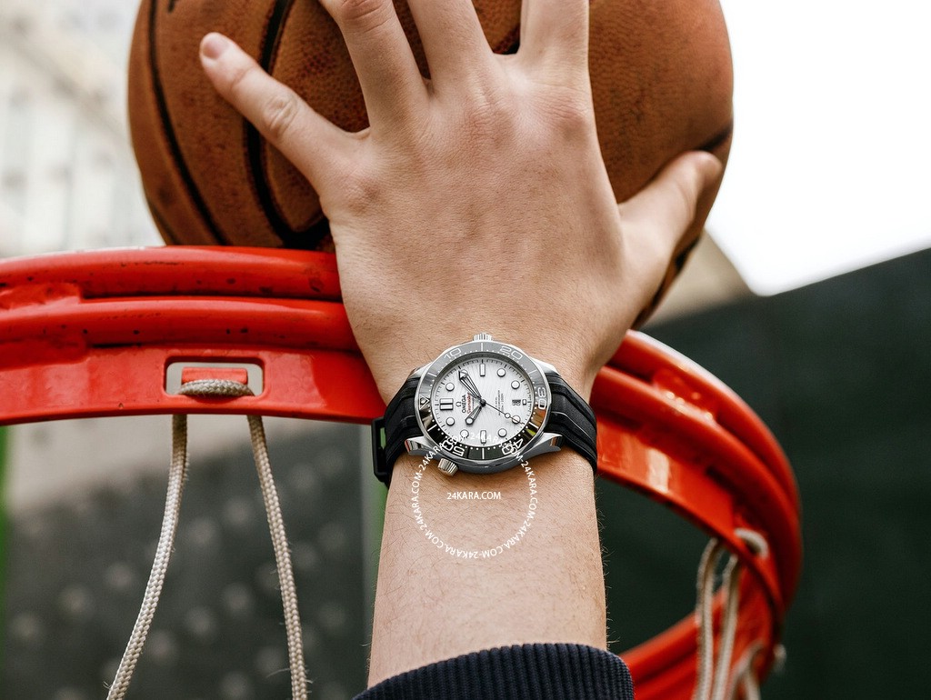 omega44wristlandscape001