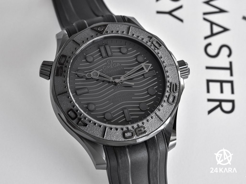 Ngắm nhìn sắc đen huyền bí trong Omega Seamaster Diver 300M Black Black 210.92.44.20.01.003 mới