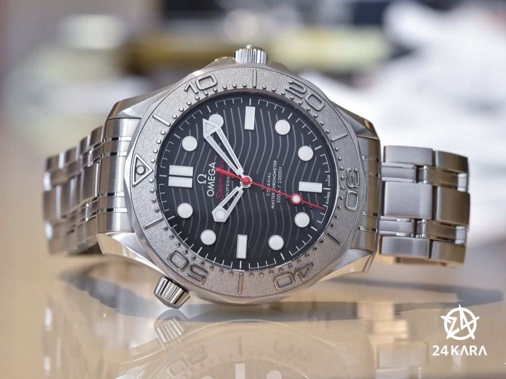 Một chiếc Omega Seamaster 300m 210.30.42.20.01.002 cho mùa hè thêm mát mẻ